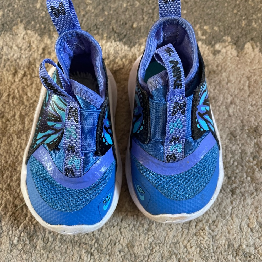 Baby butterfly Nike tennis shoes size 2/3